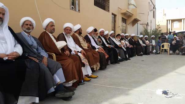 نظام البحرين يسقط جنسية آية الله الشيخ عيسى قاسم والجماهير الغاضبة ترتدي الأكفان أمام منزله في الدراز