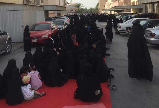 نظام البحرين يسقط جنسية آية الله الشيخ عيسى قاسم والجماهير الغاضبة ترتدي الأكفان أمام منزله في الدراز