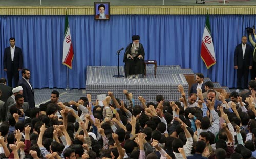 الإمام الخامنئي: واشنطن لا زالت تعادي الشعب الإيراني.. ولا للتنسيق معها في سوريا طالما أن هدفها الرئيس إنهاء وجودنا في المنطقة