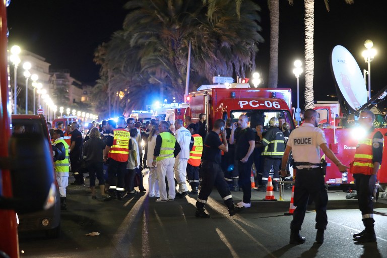 بالصور والفيديو: 80 قتيلاً في نيس بفرنسا دهساً بشاحنة .. وتمديد لحالة الطوارئ