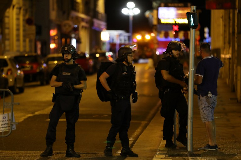 بالصور والفيديو: 80 قتيلاً في نيس بفرنسا دهساً بشاحنة .. وتمديد لحالة الطوارئ