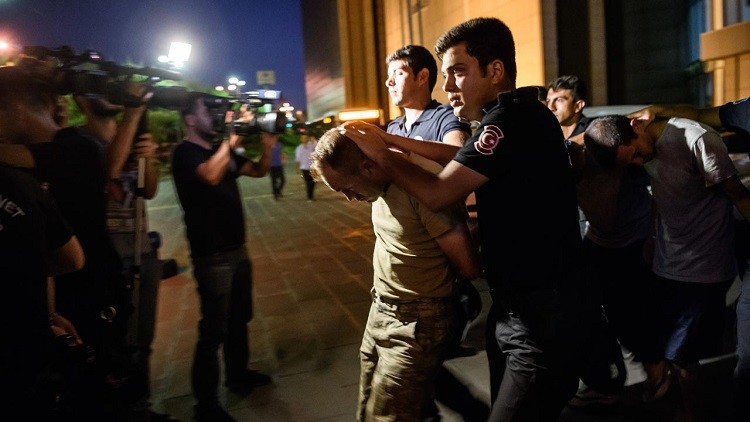 تركيا تواصل حملة الاعتقالات .. وصور صادمة تثير جدلاً دولياً