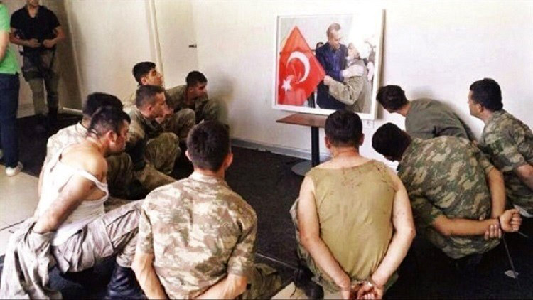 تركيا تواصل حملة الاعتقالات .. وصور صادمة تثير جدلاً دولياً