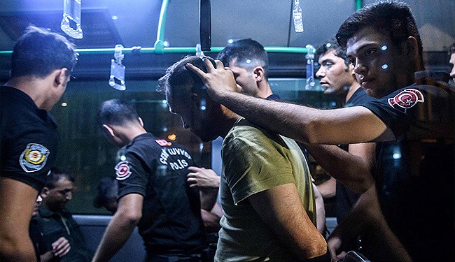 تركيا تواصل حملة الاعتقالات .. وصور صادمة تثير جدلاً دولياً