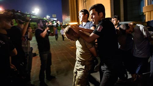 تركيا: أردوغان في أنقرة.. تواصل حملة الاعتقالات ومنع جميع الأكاديميين من السفر