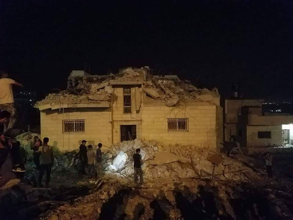 الاحتلال يهدم منزلي أسيرين في الخليل.. ويعتقل 5 من موظفي إعمار الأقصى