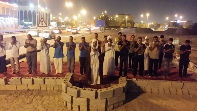 بالصور: البحرينيون يصلون جماعةً في مسجد هدمه النظام الخليفي