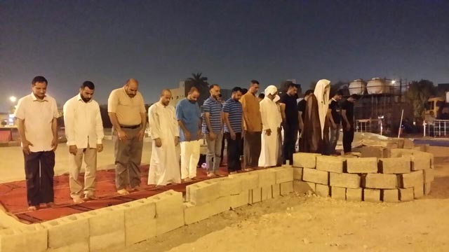 بالصور: البحرينيون يصلون جماعةً في مسجد هدمه النظام الخليفي