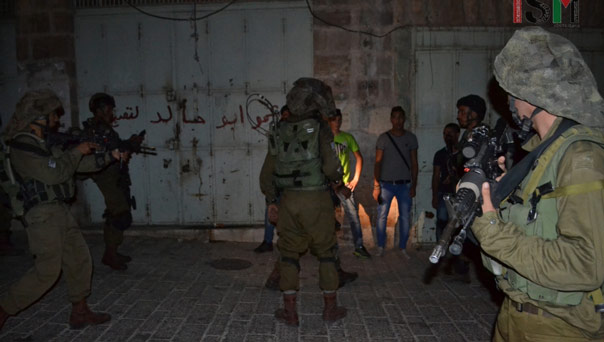 الإحتلال يعتقل 12 فلسطينياً بينهم صحفي خلال مداهمات بالضفة.. ويخطر بهدم منزل شرقي القدس