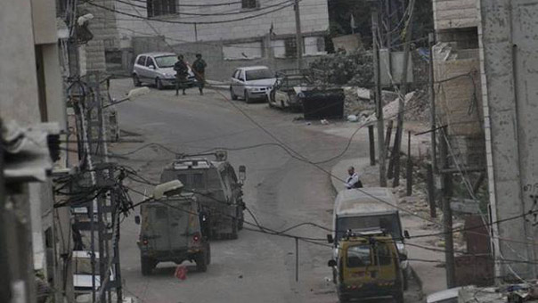 إصابات في مواجهات مع قوات الاحتلال واعتقال 10 فلسطينيين بينهم أسير محرر في جنوب الخليل