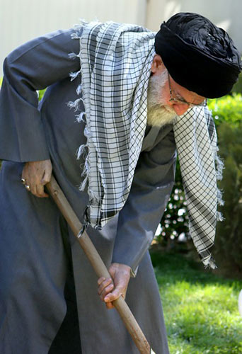 كيف يقضي الإمام الخامنئي يوميّاته؟