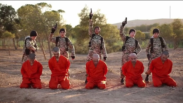 إجرام &rsquo;داعش&rsquo; : أطفال يعدمون 5 رهائن في الرقة