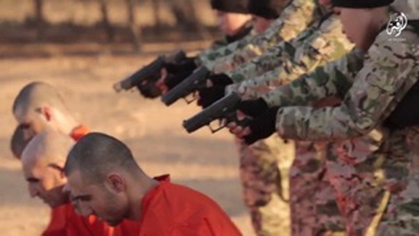 إجرام &rsquo;داعش&rsquo; : أطفال يعدمون 5 رهائن في الرقة