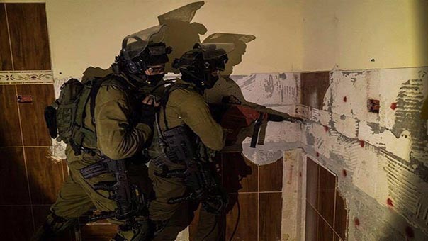 الاحتلال يعتقل 16 فلسطينياً في أنحاء متفرقة من الضفة... ويهدم منزل أسير جنوب الخليل