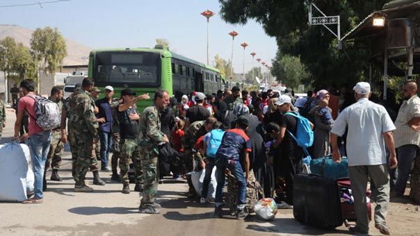 استكمالا لاتفاق داريا .. خروج أكثر من 300 شخص عند مدخل المعضمية إلى مركز حرجلة