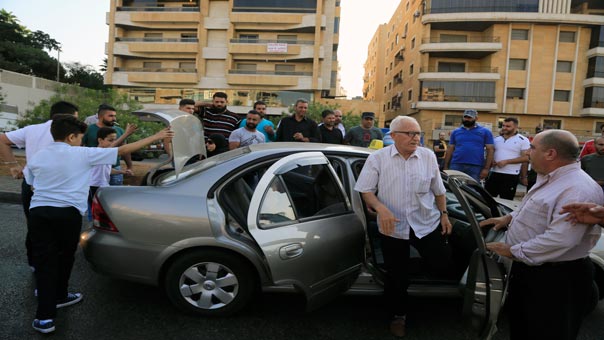 اتحادات النقل البري تقطع الطرقات في مختلف المناطق اللبنانية.. وتهديد بالتصعيد