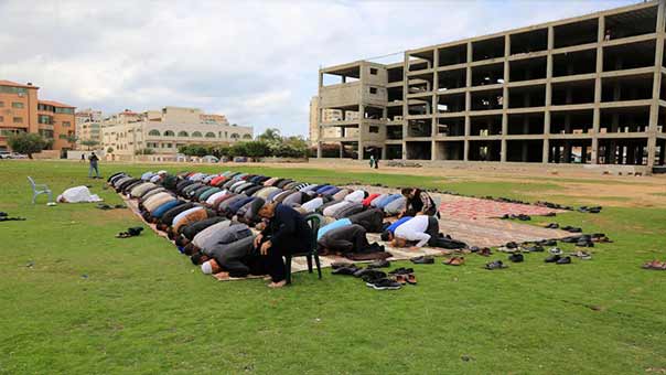 بالصور: صلاة الاستسقاء في غزة لهطول الأمطار  