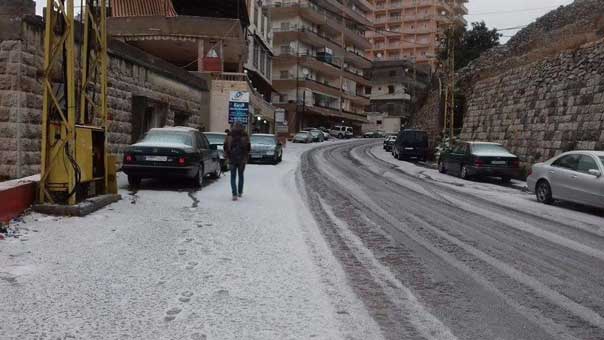 العاصفة في يومها الثاني .. الثلوج غطت الجبال والأمطار أغرقت الطرق
