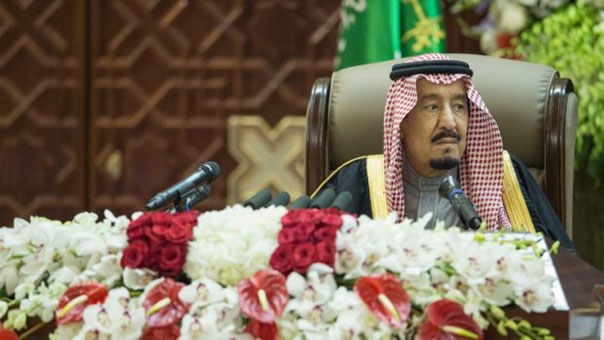 الملك سلمان يقرّ باتخاذ إجراءات مؤلمة لحماية الاقتصاد السعودي