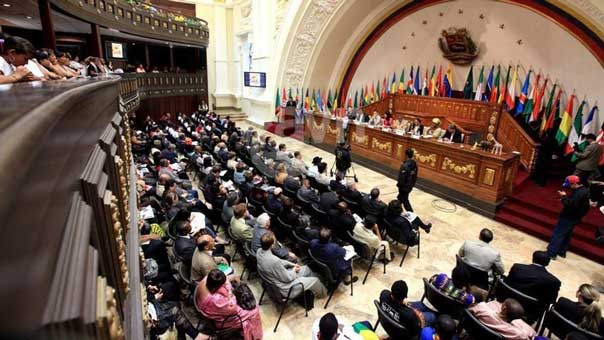 البرلمان الفنزويلي يصوّت لصالح قرار تنحي رئيس الدولة نيكولاس مادورو