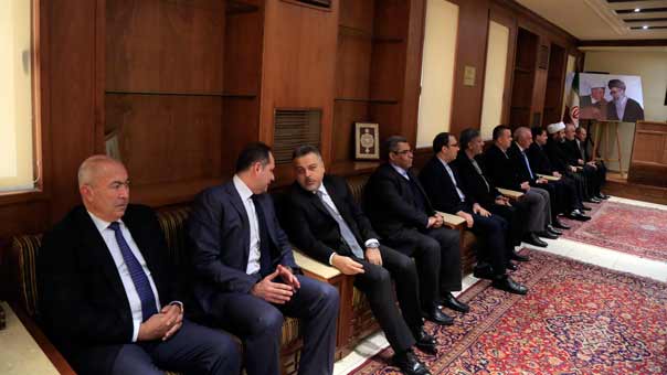 السفير الايراني يواصل تقبل التعازي بالشيخ رفسنجاني في مبنى جمعية التخصص