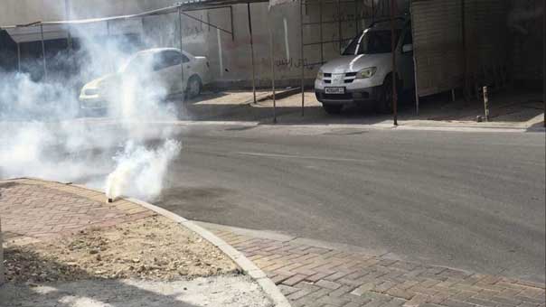 عقب جريمة اعدام الشبان الثلاثة .. البحرانيون ينزلون الساحات والسلطات تستخدم الشوزن