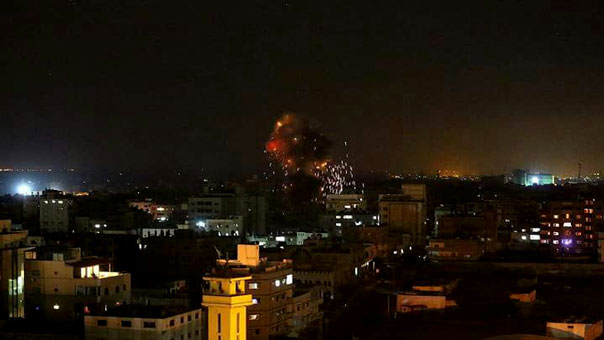 قصف جوي ومدفعي مكثف على قطاع غزة .. والمقاومة الفلسطينية تحمل العدو مسؤولية التصعيد