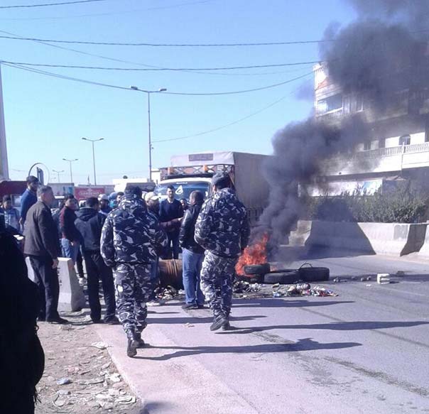 قطع طرقات في بعلبك والبقاع الشمالي للمطالبة بالعفو العام عن المطلوبين