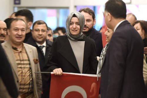 وزيرة الأسرة التركية تعود إلى بلادها.. ومتظاهرون أتراك يزيلون علم هولندا من فوق قنصليتها في اسطنبول