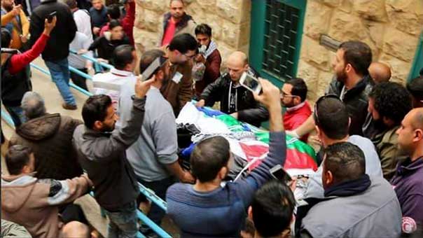الآلاف يشيعون جثمان الشهيد المثقف باسل الأعرج .. ووالده يودعه بالتحية العسكرية