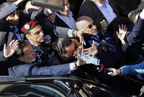 إعتصام في رياض الصلح ضد الضرائب والحريري يدعو المتظاهرين لتشكيل لجنة لمناقشة مطالبهم بروح ايجابية