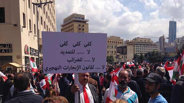 إعتصام في رياض الصلح ضد الضرائب والحريري يدعو المتظاهرين لتشكيل لجنة لمناقشة مطالبهم بروح ايجابية