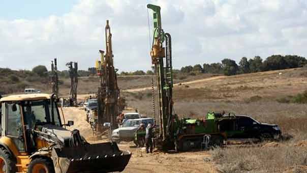 الجدار الصهيوني على حدود غزة.. خطوةٌ أمنية بأبعاد سياسية