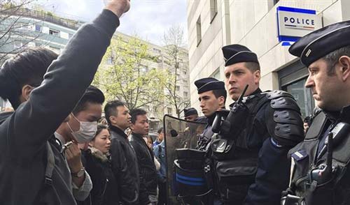 باريس: صدامات بين قوات الأمن ومتظاهرين نددوا بقتل شرطي لمواطن صيني
