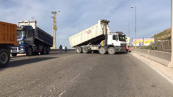 قطع طرقات من قبل أصحاب الشاحنات.. واللبنانيون علقوا في سياراتهم لساعات