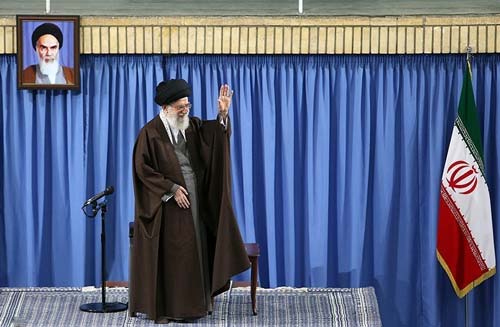 الإمام الخامنئي أمام جمعٍ من العمال: التواجد الفاعل للشعب في جميع الساحات مصيري وضمان للامن القومي