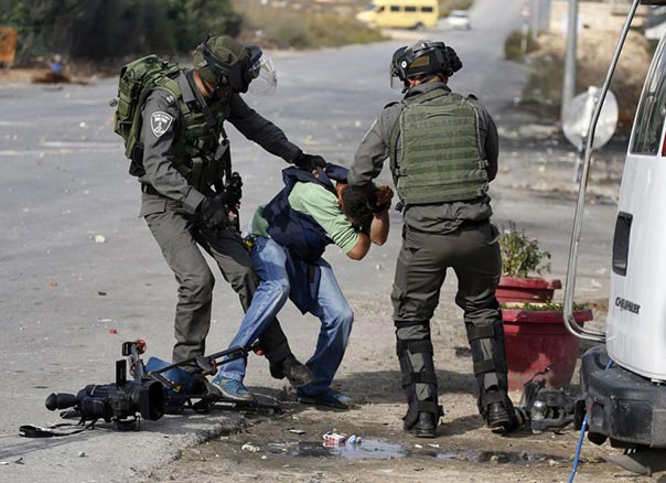 في &rsquo;اليوم العالمي لحرية الصحافة&rsquo; .. الاحتلال الصهيوني يُغيّب 28 إعلامياً فلسطينياً داخل سجونه!