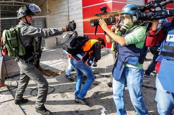 في &rsquo;اليوم العالمي لحرية الصحافة&rsquo; .. الاحتلال الصهيوني يُغيّب 28 إعلامياً فلسطينياً داخل سجونه!