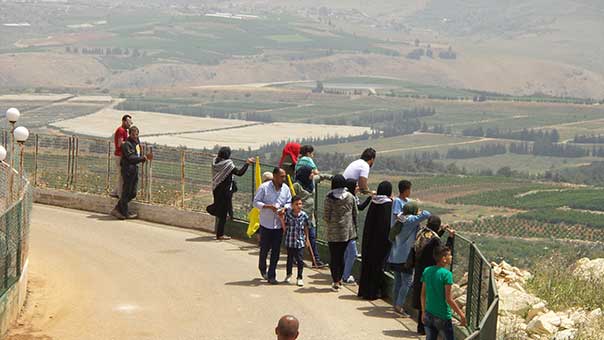 شبّان فلسطينيون يحتشدون عند تلة مارون الراس في ذكرى النكبة