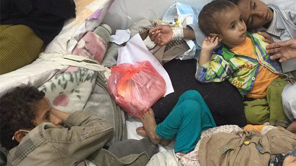 الكوليرا&rsquo; يفتك بالناجين من أطفال اليمن... فأين المنظمات الإنسانية؟