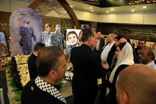 الأسير الكوبي المحرر رينيه غونسالس زار ضريح الشهيد القائد عماد مغنية والشهيد القنطار