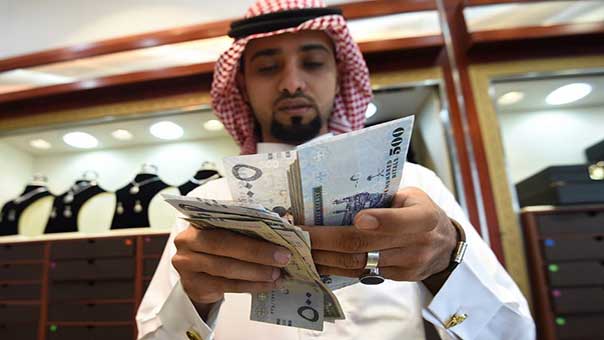 للمرة الأولى.. النفط يضع السعوديين تحت وطأة الضرائب