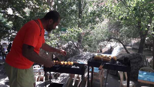 بالصور: عين الزرقاء استقبل الهاربين من حرارة الطقس