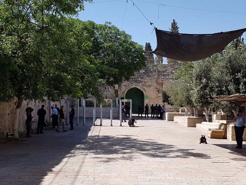 شرطة العدو تشرع بتثبيت بوابات إلكترونية عند مداخل المسجد الأقصى المبارك