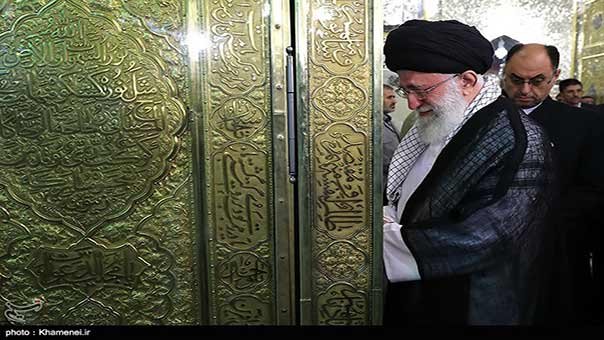 بالصور: مراسم إزالة الغبار عن المرقد الشريف للإمام الرضا (ع) بحضور الامام الخامنئي 