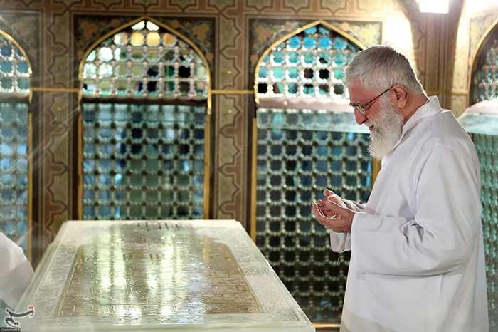 بالصور: مراسم إزالة الغبار عن المرقد الشريف للإمام الرضا (ع) بحضور الامام الخامنئي 
