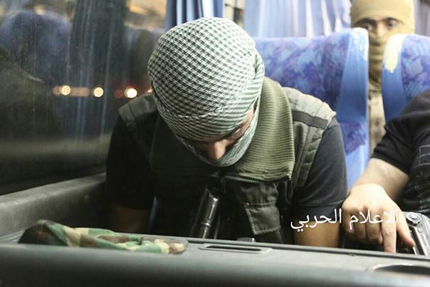 اطلاق أسرى المقاومة سيتم في معبر السعن بريف حماة.. ومشاهد جديدة لمسلحي &rsquo;النصرة&rsquo; المهزومين