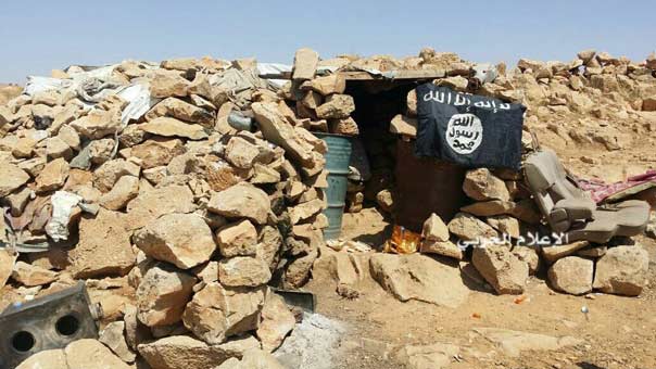 بالصور .. مخلفات &rsquo;داعش&rsquo; في المحور الشمالي بجرود القلمون الغربي بعد دحرهم من قبل الجيش السوري والمقاومة 