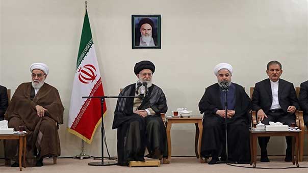 الإمام الخامنئي يستقبل الرئيس روحاني وأعضاء الحكومة الجديدة