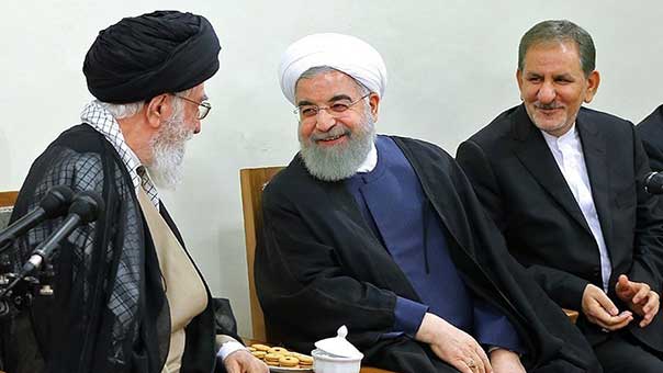 الإمام الخامنئي يستقبل الرئيس روحاني وأعضاء الحكومة الجديدة